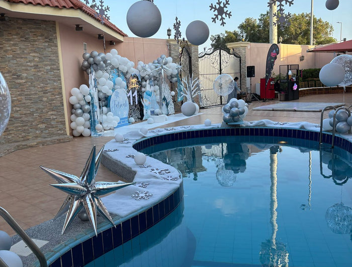 حفلة بجانب المسبح؟